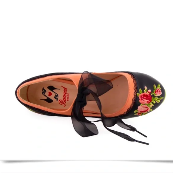 English Roses Embroidered Pumps by Banned Retro - Picture 3 of 10